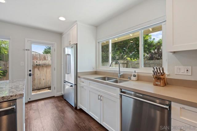 8874 La Jolla Scenic Dr N, La Jolla CA: https://media.crmls.org/mediaz/0560ee4a-9557-482f-9470-37c035ec93d9.jpg