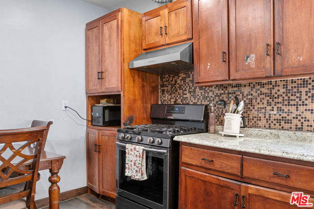 2205 S Burnside Avenue, Los Angeles CA: https://media.crmls.org/mediaz/0560fe82-e2c0-4bb4-b7d3-917b1430bb67.jpg
