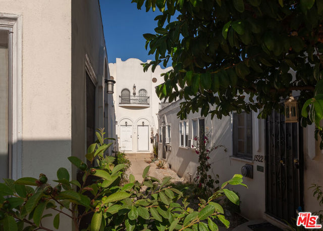 1520 Menlo Avenue, Los Angeles CA: https://media.crmls.org/mediaz/05621e50-866c-4aa9-b3fa-450aba143bb6.jpg