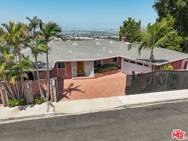 4260 S Cloverdale Avenue, Los Angeles CA: https://media.crmls.org/mediaz/05624ada-5c53-4eb0-bb34-dd4d6c5c359e.jpg