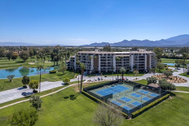 900 Island Drive, Rancho Mirage CA: https://media.crmls.org/mediaz/056329f3-c36e-45f9-a74b-0698cb04d444.jpg