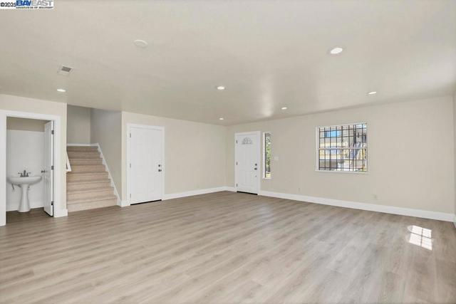 3251 Hyde St, Oakland CA: https://media.crmls.org/mediaz/05635459-fd75-4535-af6b-adba3aca0b59.jpg