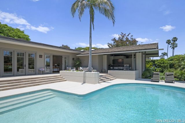 5931 Citadel CIR, La Jolla CA: https://media.crmls.org/mediaz/05635771-864b-4e22-968d-7f4874f51a44.jpg