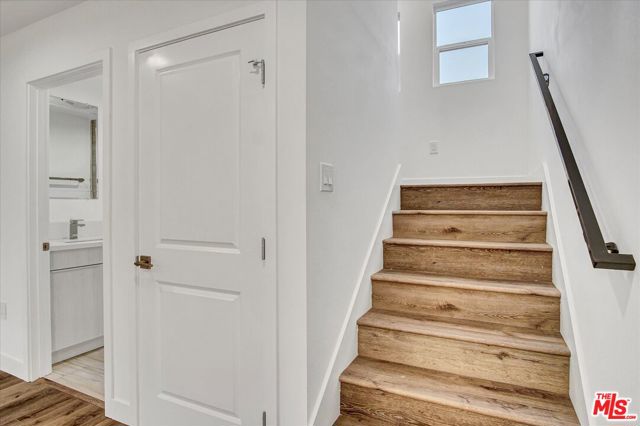 2419 S Cochran Avenue, Los Angeles CA: https://media.crmls.org/mediaz/0564cd9b-969e-44f7-87cd-980931141e35.jpg