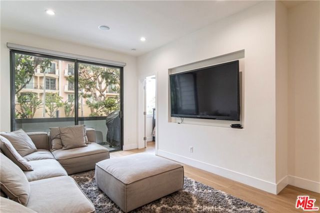 306 Bora Bora Way, Marina del Rey CA: https://media.crmls.org/mediaz/05657487-0f2a-4142-b3b4-98213ae36eee.jpg