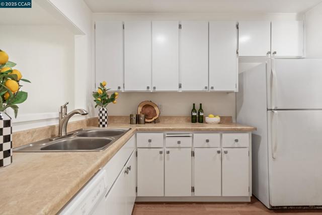 1706 Siskiyou Dr, Walnut Creek CA: https://media.crmls.org/mediaz/0566263e-6f66-47f8-874b-019d3d1ba8a6.jpg