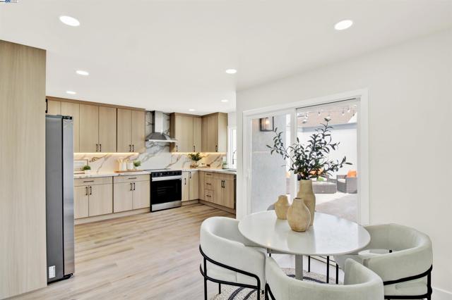 4166 Peregrine Way, Pleasanton CA: https://media.crmls.org/mediaz/05678462-952a-41f6-9899-df5505fa021b.jpg