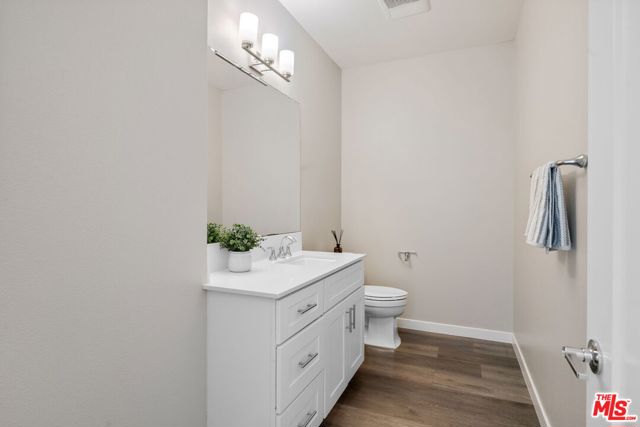 4372 Paxton Place, Calabasas CA: https://media.crmls.org/mediaz/0567d5f0-309d-40a4-9861-aa98c161b3c1.jpg