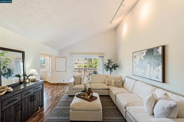 5200 Myrtle Dr, Concord CA: https://media.crmls.org/mediaz/05685c92-adef-49ae-bd62-f4a1d52d04e1.jpg