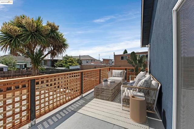 2906 Adeline St, Oakland CA: https://media.crmls.org/mediaz/05686c0b-7fa4-49bf-a1eb-7863fc3f18db.jpg