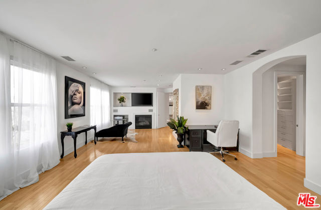 2752 Stone View Court, Los Angeles CA: https://media.crmls.org/mediaz/05693bb7-dd38-4ff3-a017-ec147216c550.jpg