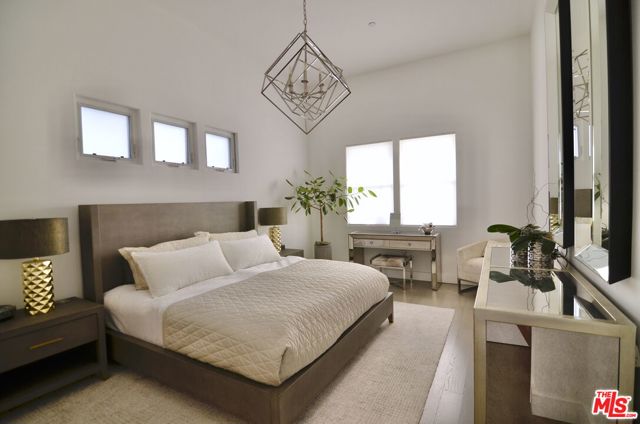 5703 Laurel Canyon Boulevard, Valley Village CA: https://media.crmls.org/mediaz/05699062-5253-46d3-9aff-c881694bc3bf.jpg