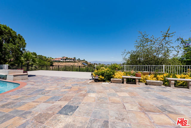 3650 Sapphire Drive, Encino CA: https://media.crmls.org/mediaz/0569ccd0-b3b2-479b-b5e8-aac98c7db31e.jpg