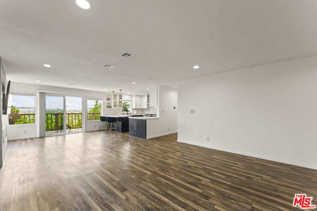 11621 Sunshine Terrace, Studio City CA: https://media.crmls.org/mediaz/0569d12a-01da-45d3-a94c-b49ee2b93dcb.jpg