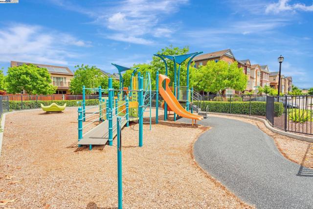 1380 Brookline Loop, Pleasanton CA: https://media.crmls.org/mediaz/056ba215-f570-4115-b58c-149dc862cdb1.jpg