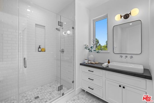 2590 Amherst Avenue, Los Angeles CA: https://media.crmls.org/mediaz/056bde70-b8e8-495f-ad28-259a288c9096.jpg