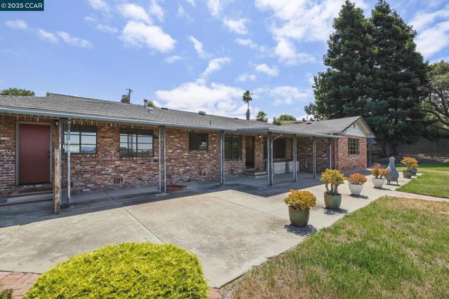 801 Laurel Ct, Rodeo CA: https://media.crmls.org/mediaz/056cc3f1-9b95-4f7d-9a78-8e555cecc305.jpg