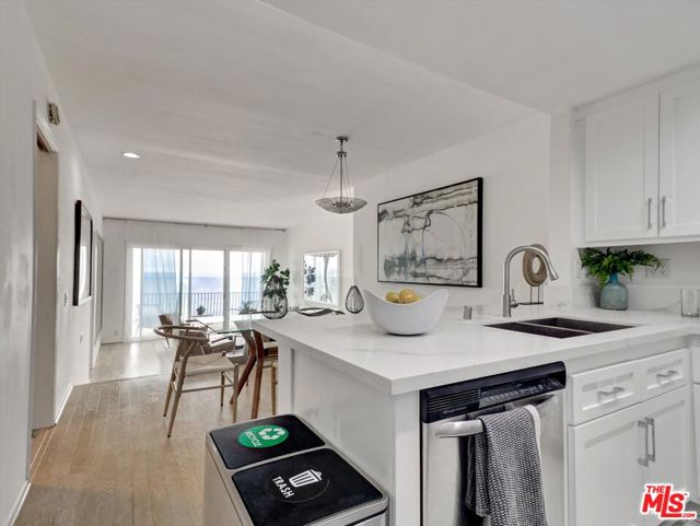 18111 Coastline Drive, Malibu CA: https://media.crmls.org/mediaz/056d0812-c286-43e0-b0ff-22b78dd4126d.jpg