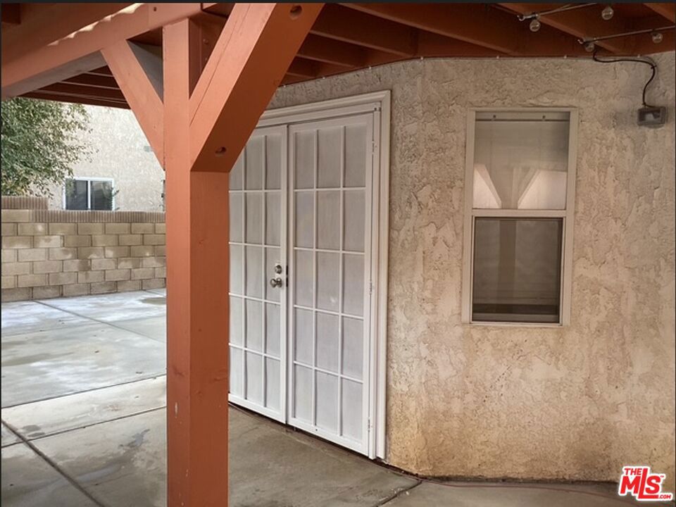 https://media.crmls.org/mediaz/056d1e54-b49e-43b5-8ef7-84b758c642f8.jpg?preset=X-Large