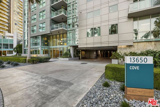 13650 Marina Pointe Drive, Marina del Rey CA: https://media.crmls.org/mediaz/056d84a9-ecda-4e2f-b9c2-171fb4d67abd.jpg