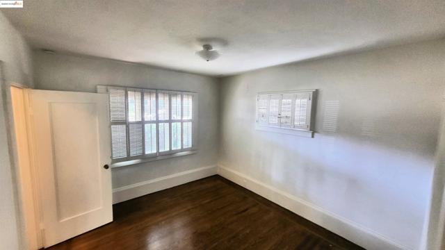 1137 Oakland Avenue, Piedmont CA: https://media.crmls.org/mediaz/056dae5c-db1b-4ff7-975e-86764c21b8d3.jpg
