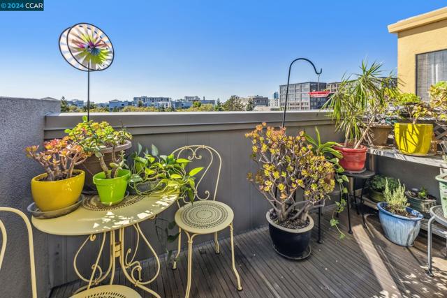 5 Embarcadero, Oakland, California 94607, 2 Bedrooms Bedrooms, ,2 BathroomsBathrooms,Condominium,For Sale,Embarcadero,41069299