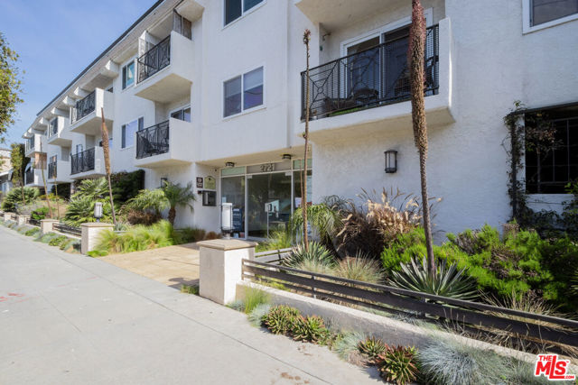 2721 2nd Street, Santa Monica CA: https://media.crmls.org/mediaz/056e8763-e531-4855-a01a-60ab571eaf0e.jpg