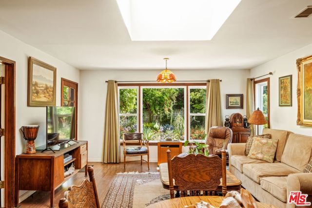 5940 Varna Avenue, Valley Glen CA: https://media.crmls.org/mediaz/05700aed-1733-4ed2-8c94-49512c7450ef.jpg