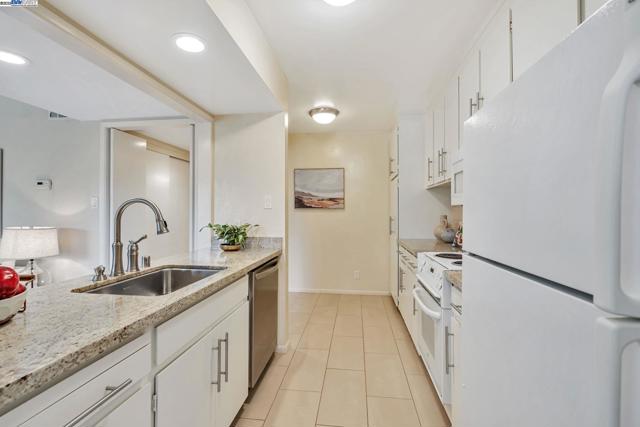 675 Sharon Park Dr, Menlo Park CA: https://media.crmls.org/mediaz/05706264-3c28-4fd2-aad9-160035186760.jpg