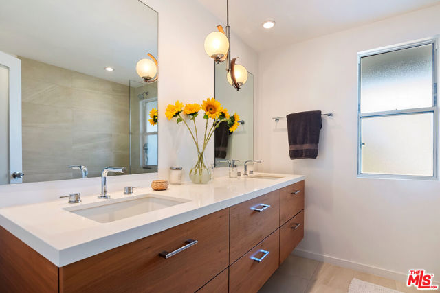 4025 Weslin Avenue, Sherman Oaks CA: https://media.crmls.org/mediaz/05726e9f-e23e-4c10-b617-6f6e271ffc9b.jpg