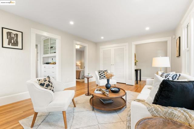 2941 Madeline St, Oakland CA: https://media.crmls.org/mediaz/0572b90f-f3fe-4c0d-9edf-99ac04576e86.jpg