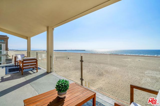 4 Lighthouse Street, Marina del Rey CA: https://media.crmls.org/mediaz/0572bb4b-a911-4705-9fdc-91bc4f50ea26.jpg
