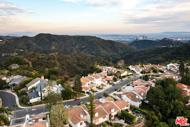 2548 Angelo Drive, Los Angeles CA: https://media.crmls.org/mediaz/0573d6de-171a-4216-8604-0e83aaf76d38.jpg