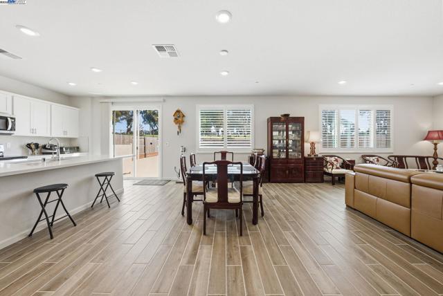 4158 Markovich Ct, Richmond CA: https://media.crmls.org/mediaz/0573dee2-7e6d-454d-ac16-6cba5dce0cbc.jpg