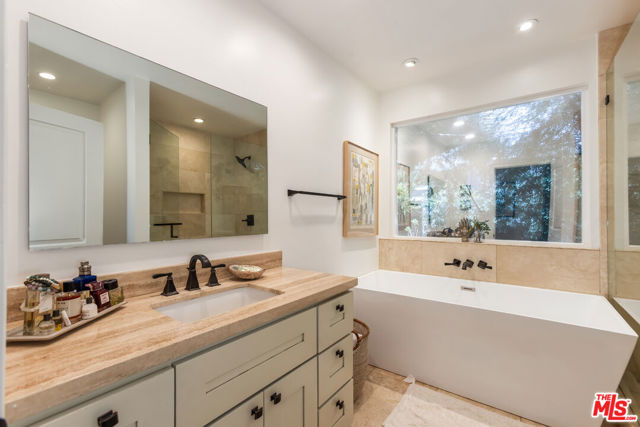 724 N Spaulding Avenue, Los Angeles CA: https://media.crmls.org/mediaz/05743798-9f68-4b4c-9a2d-60275bcf27c0.jpg