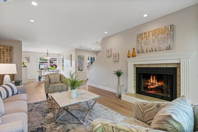 642 Centre Ct, Alameda CA: https://media.crmls.org/mediaz/05771483-b79d-457a-ab40-77b2db7f0038.jpg