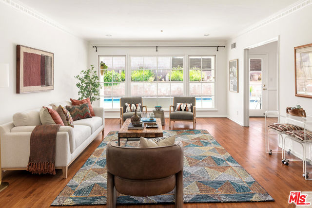 6020 S Corning Avenue, Los Angeles CA: https://media.crmls.org/mediaz/05774cbb-a6fe-4ac0-aa90-b566defee2fa.jpg