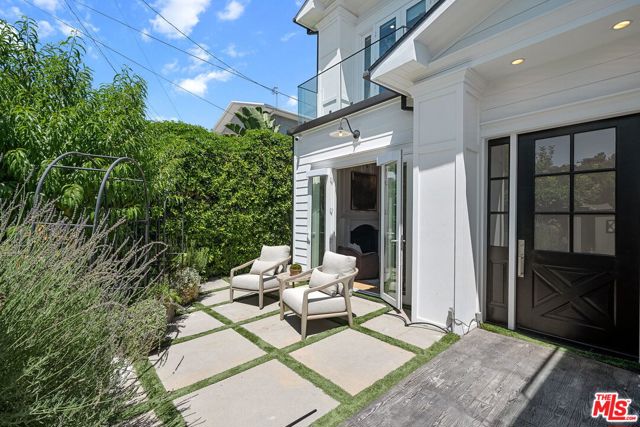 18057 Valley Vista Boulevard, Encino CA: https://media.crmls.org/mediaz/05777eb2-0f37-4717-908f-3484231ff02e.jpg