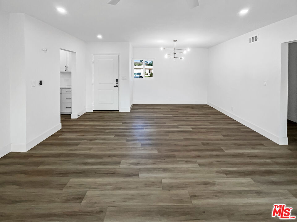 https://media.crmls.org/mediaz/0577d5b0-d820-4f32-91b6-65663f6443b2.jpg?preset=X-Large