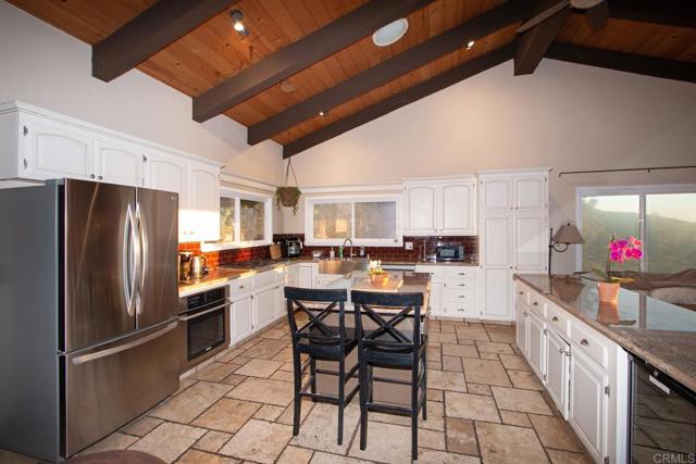 Detail Gallery Image 7 of 60 For 1330 Sugarbush Dr, Vista,  CA 92084 - 4 Beds | 3 Baths