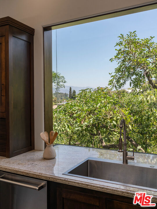 2444 Lyric Avenue, Los Angeles CA: https://media.crmls.org/mediaz/05786570-d6fa-454a-bfd9-e135e0237c70.jpg
