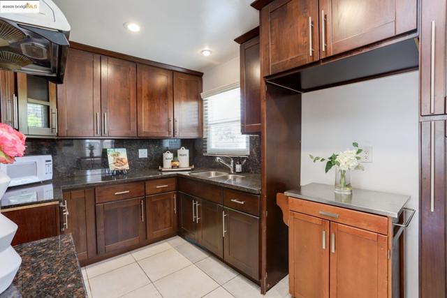 4103 Dickson Ct, Oakland CA: https://media.crmls.org/mediaz/0578f0a4-a758-4d9b-8f3f-d367324988a8.jpg