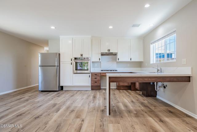3242 Hereford Court, Simi Valley CA: https://media.crmls.org/mediaz/057ac8f0-97d4-4644-aaca-9216c036445b.jpg