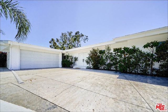 1641 Tower Grove Drive, Beverly Hills CA: https://media.crmls.org/mediaz/057b3bc2-2825-4153-a2b5-629d7ba7dd9b.jpg