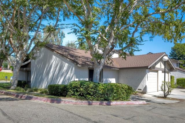 242 Eveningside Gln, Escondido CA: https://media.crmls.org/mediaz/057b43b9-e025-480f-953e-9b179d6809aa.jpg