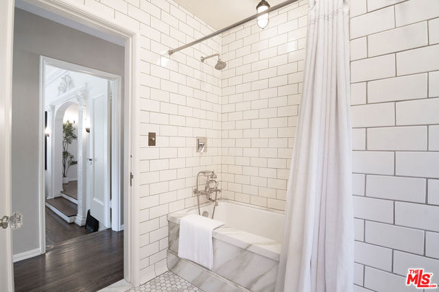 503 N Plymouth Boulevard, Los Angeles CA: https://media.crmls.org/mediaz/057cced8-799d-4e75-9fb8-c0ce92c03dc0.jpg