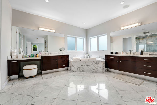 841 N Crescent Heights Boulevard, Los Angeles CA: https://media.crmls.org/mediaz/057cea7f-730a-48d9-adf9-a1416a5b6200.jpg