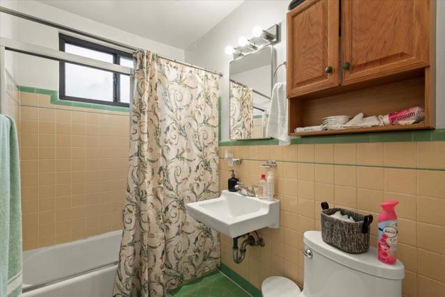 1172 Clinton Street, Redwood City CA: https://media.crmls.org/mediaz/057e0ae4-f04d-4c75-a662-5ea86fa143e5.jpg