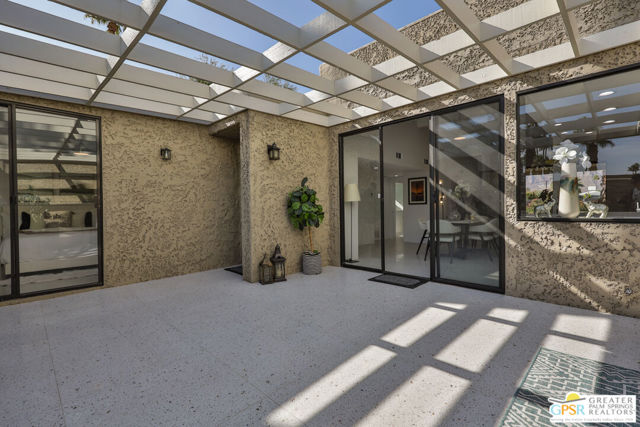 833 N Calle De Flora Vista, Palm Springs CA: https://media.crmls.org/mediaz/057e2596-2840-4c7e-8d0e-5e0dfa2e15aa.jpg