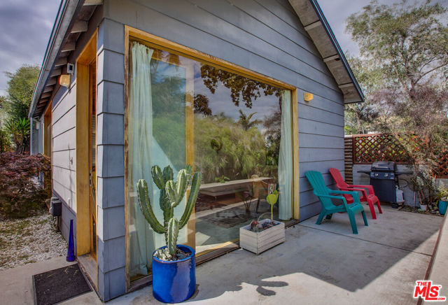 745 Navy Street, Santa Monica CA: https://media.crmls.org/mediaz/057e9891-a637-4931-81f1-518195c1fdeb.jpg